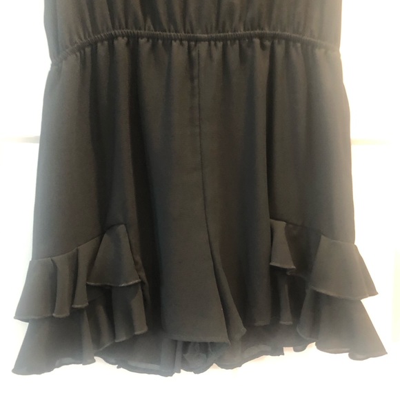 🖤ruffle romper🖤 - Picture 2 of 6